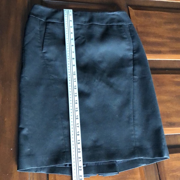 Women’s size 4 Ann Taylor loft black skirt with two front pockets - Picture 6 of 9
